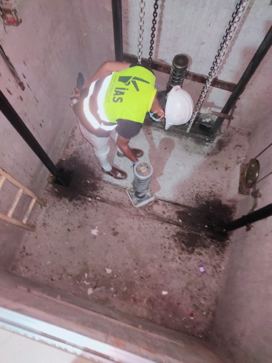 keep-your-business-safe-and-efficient-with-regular-lifting-equipment